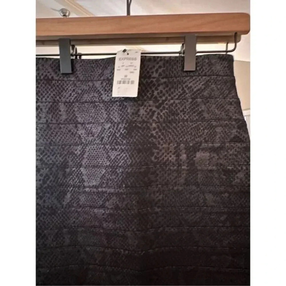 Express NWT Size 00 Bondage Skirt Black - Picture 3 of 8